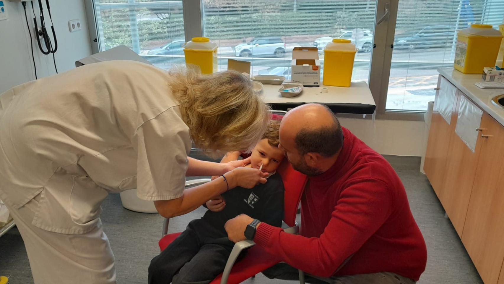 Un niño madrileño vacunado con la intranasal de la gripe este lunes, 30 de octubre.