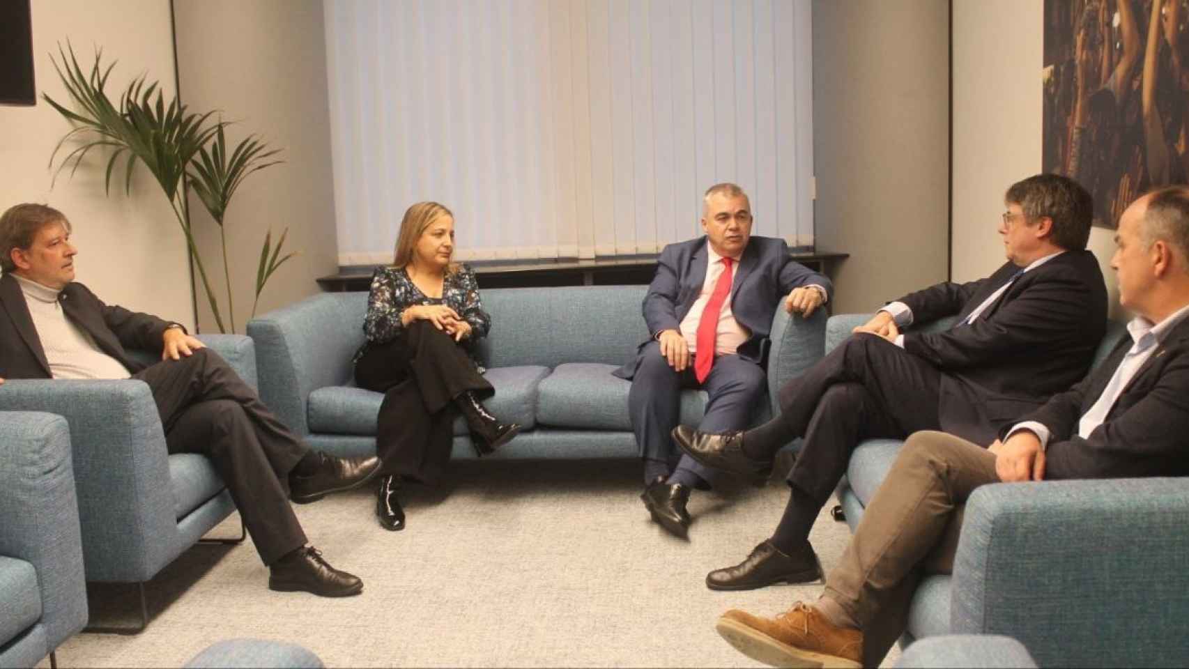 Santos Cerdán, tercero por la izquierda, reunido con Carles Puigdemont en Bruselas este lunes. Junto a ellos, Javier Moreno, Iratxe García y Jordi Turull.