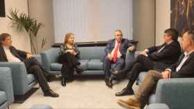 Santos Cerdán, tercero por la izquierda, reunido con Carles Puigdemont en Bruselas este lunes. Junto a ellos, Javier Moreno, Iratxe García y Jordi Turull.