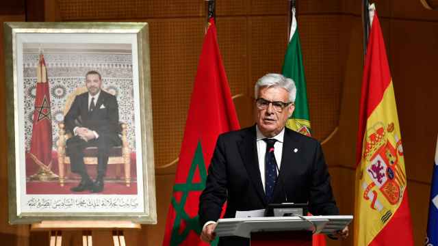 Pedro Rocha, durante su discurso en Rabat y detrás las banderas según el orden de la candidatura: Marruecos, Portugal y España.