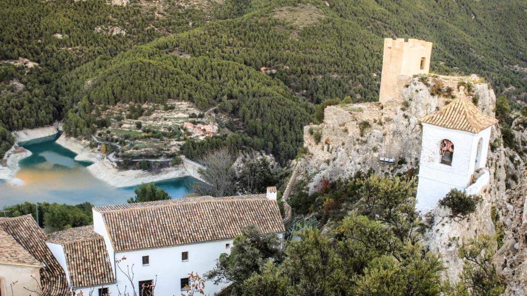 Vistas al Castell y al embalse de Guadalest.