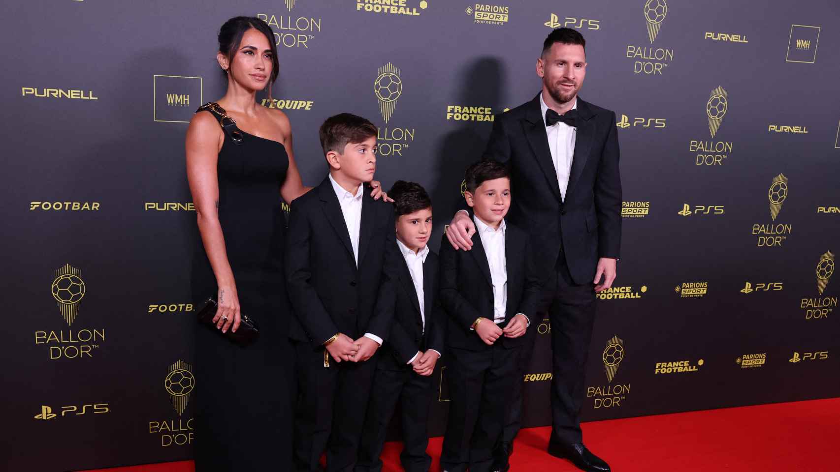 Leo Messi, junto a su familia en la alfombra roja del Balón de Oro