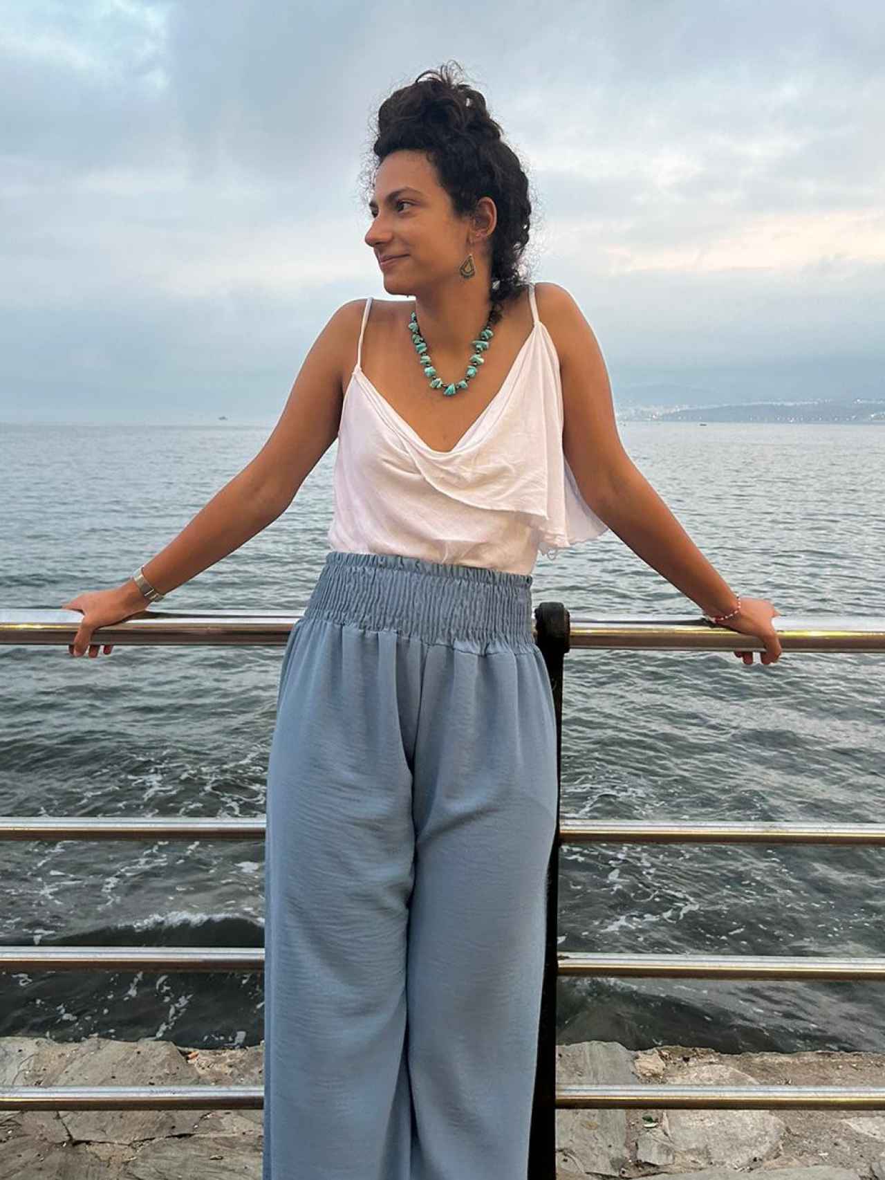 Sara El Khattabi en otra imagen junto al mar