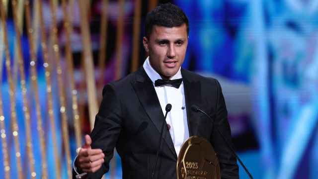 Rodri Hernández, con el galardón que certificó al Manchester City como mejor club del mundo