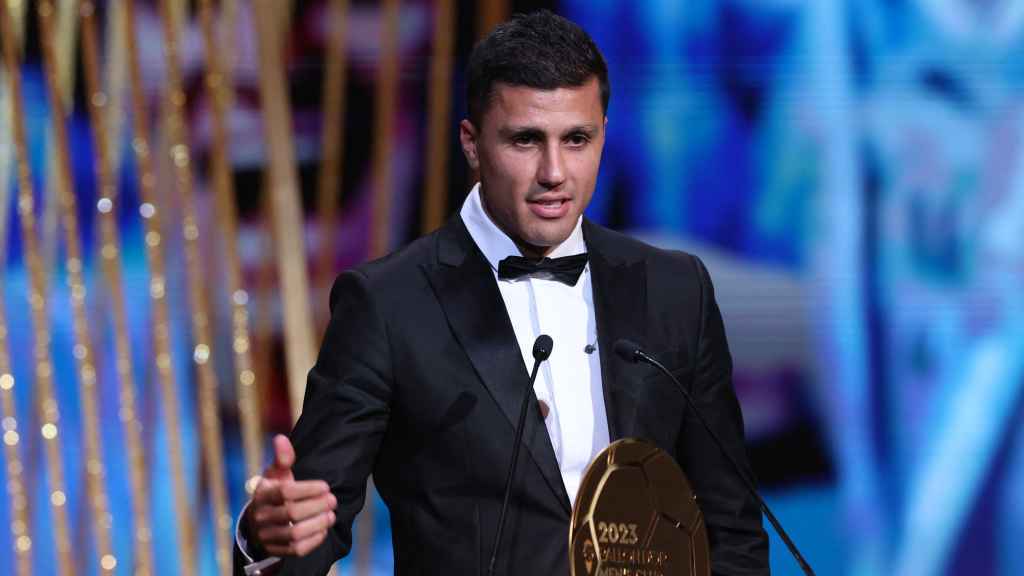 Rodri Hernández, con el galardón que certificó al Manchester City como mejor club del mundo