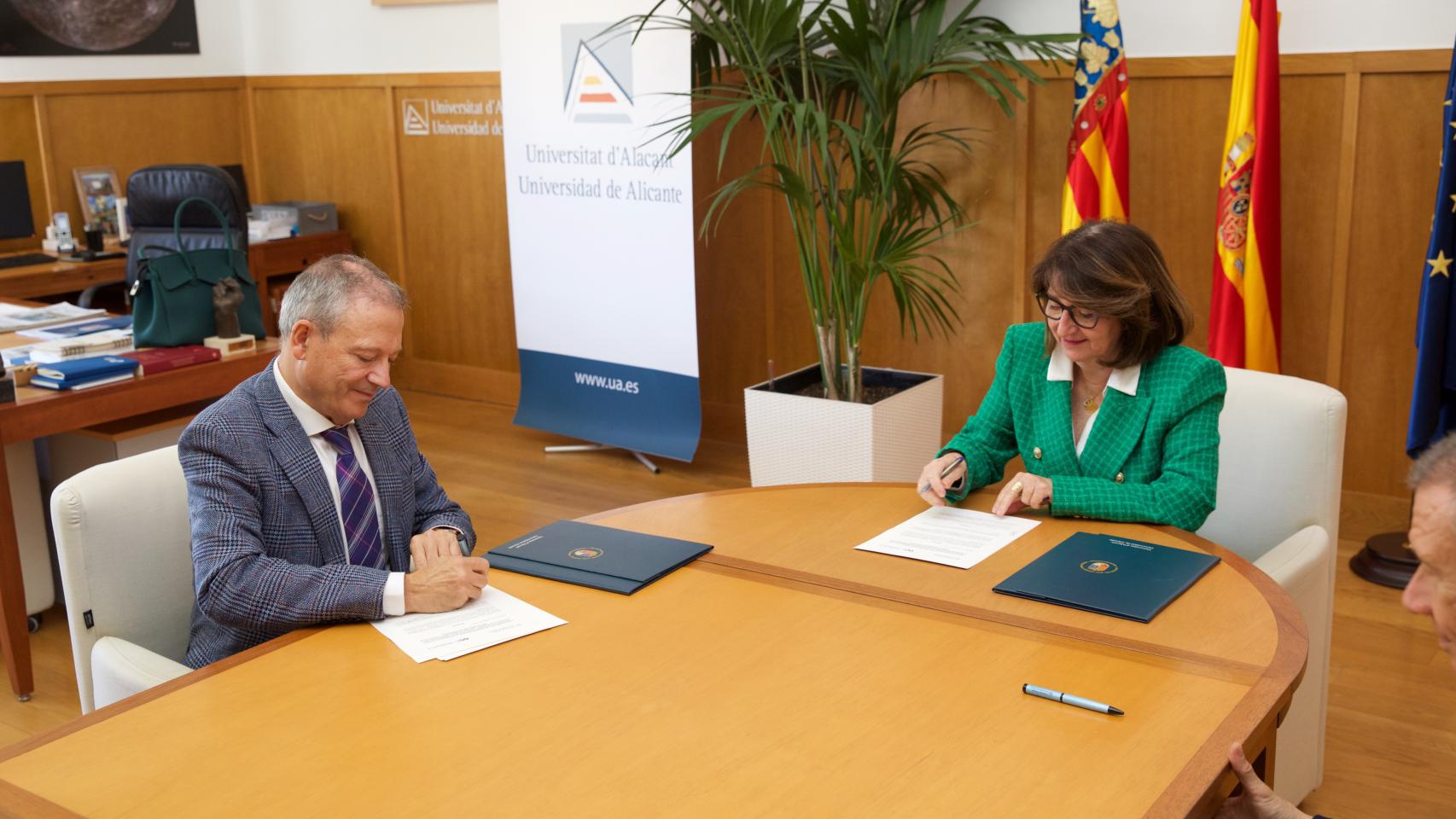 Imagen de la firma de renovación del convenio entre la UA y Universitas XXI.