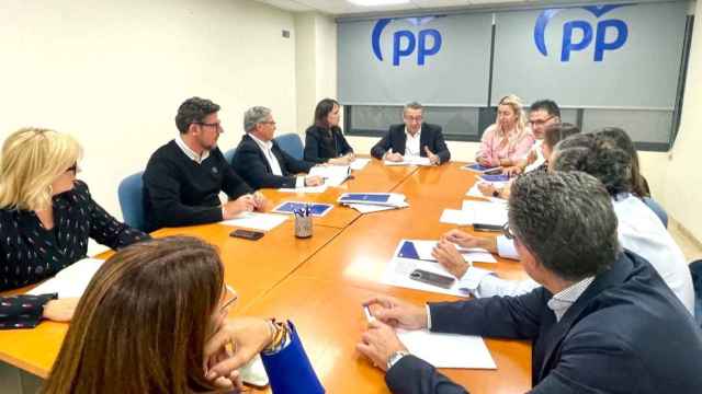 Toni Pérez, centro, en la reunión de este lunes del PP de Alicante.