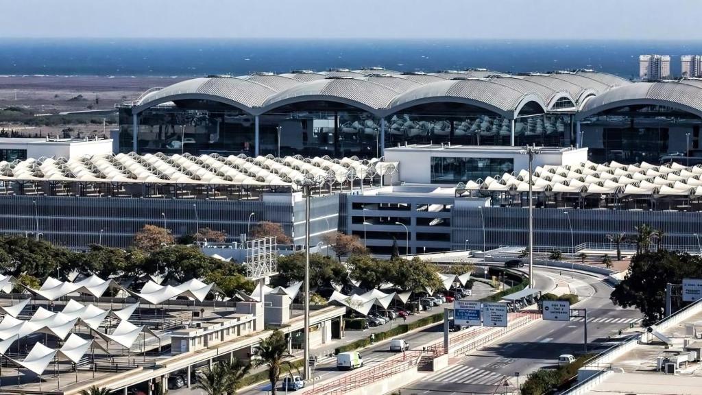 Las compañías aéreas ofrecen en el aeropuerto Miguel Hernández 6,4 millones de plazas.