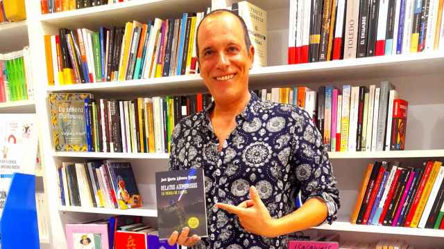 El autor José María Atienza posa con su libro de relatos fantásticos