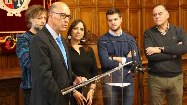 El presidente de la Asociación de Familias Numerosas de Palencia, Benôit Ruiz de Veye; y la alcaldesa de Palencia, Miriam Andrés, durante la entrega del Sello de Turismo Familiar a la ciudad