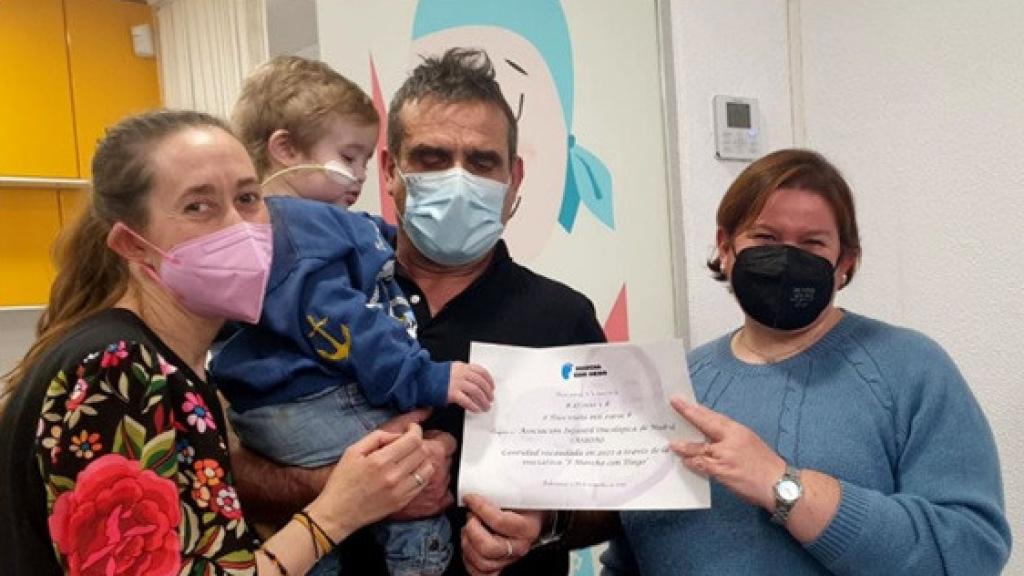 Diego con sus padres en la entrega del cheque de la primera edición de 'Marcha con Diego'