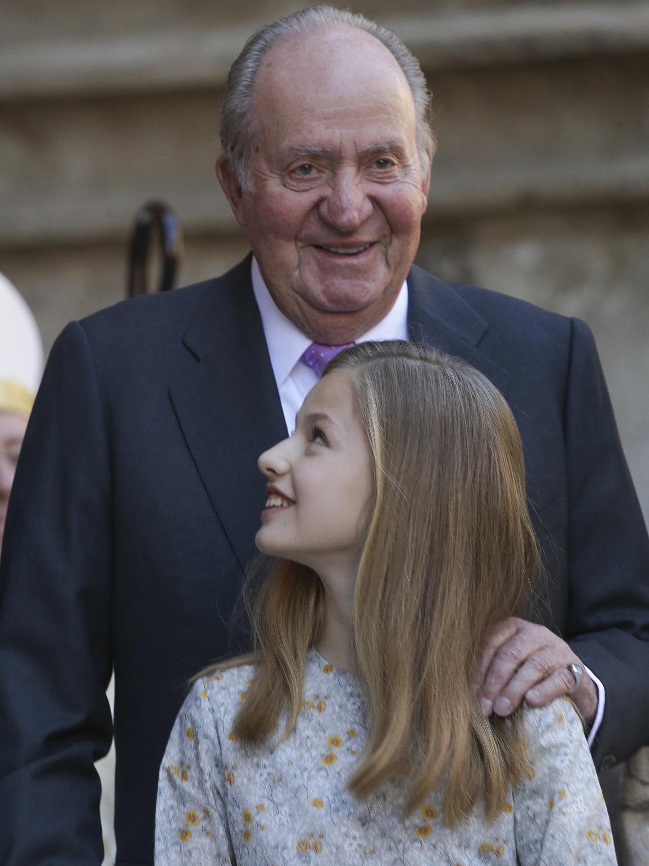 La princesa Leonor junto a su abuelo en la misa de Pascua de 2018.