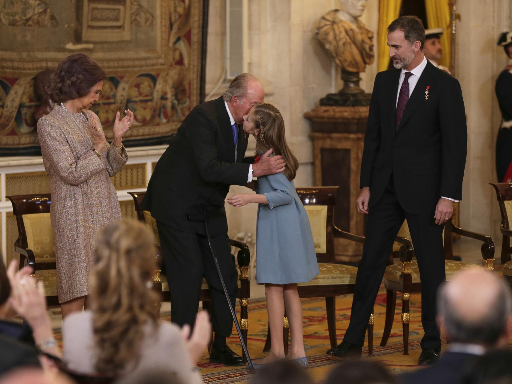 Leonor junto a su padre y su abuelos en la imposición del Toisón de Oro. Año 2018.