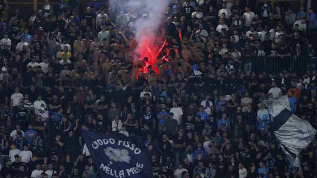 Aficionados del Nápoles durante el partido frente al AC Milán.