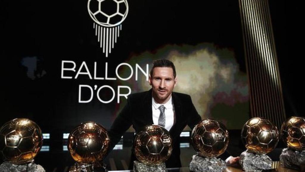 Leo Messi posa con sus Balones de Oro