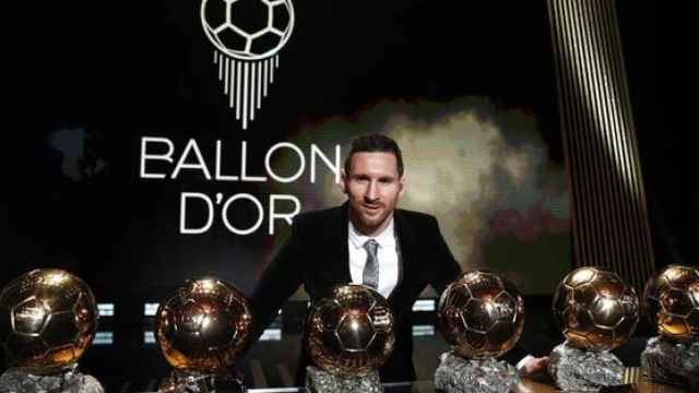 Leo Messi posa con sus Balones de Oro
