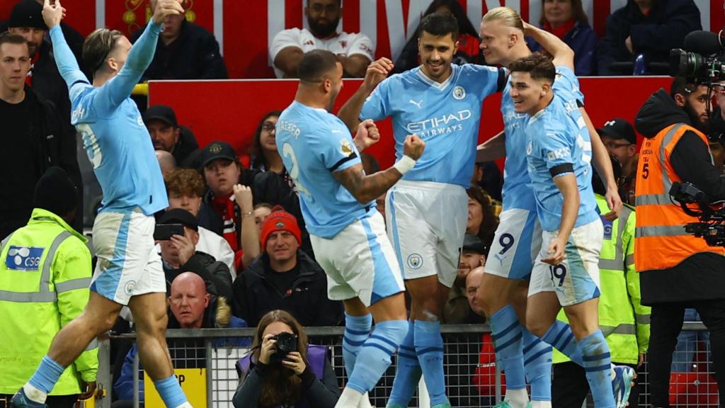 Rodri, rodeado de varios jugadores del City celebrando uno de los goles.