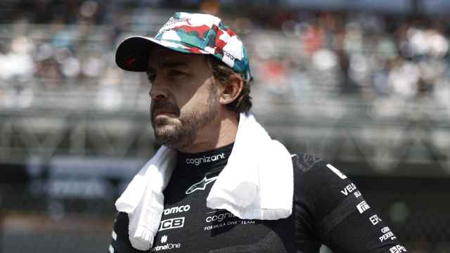 Fernando Alonso, en el box durante el GP de México de Fórmula 1.