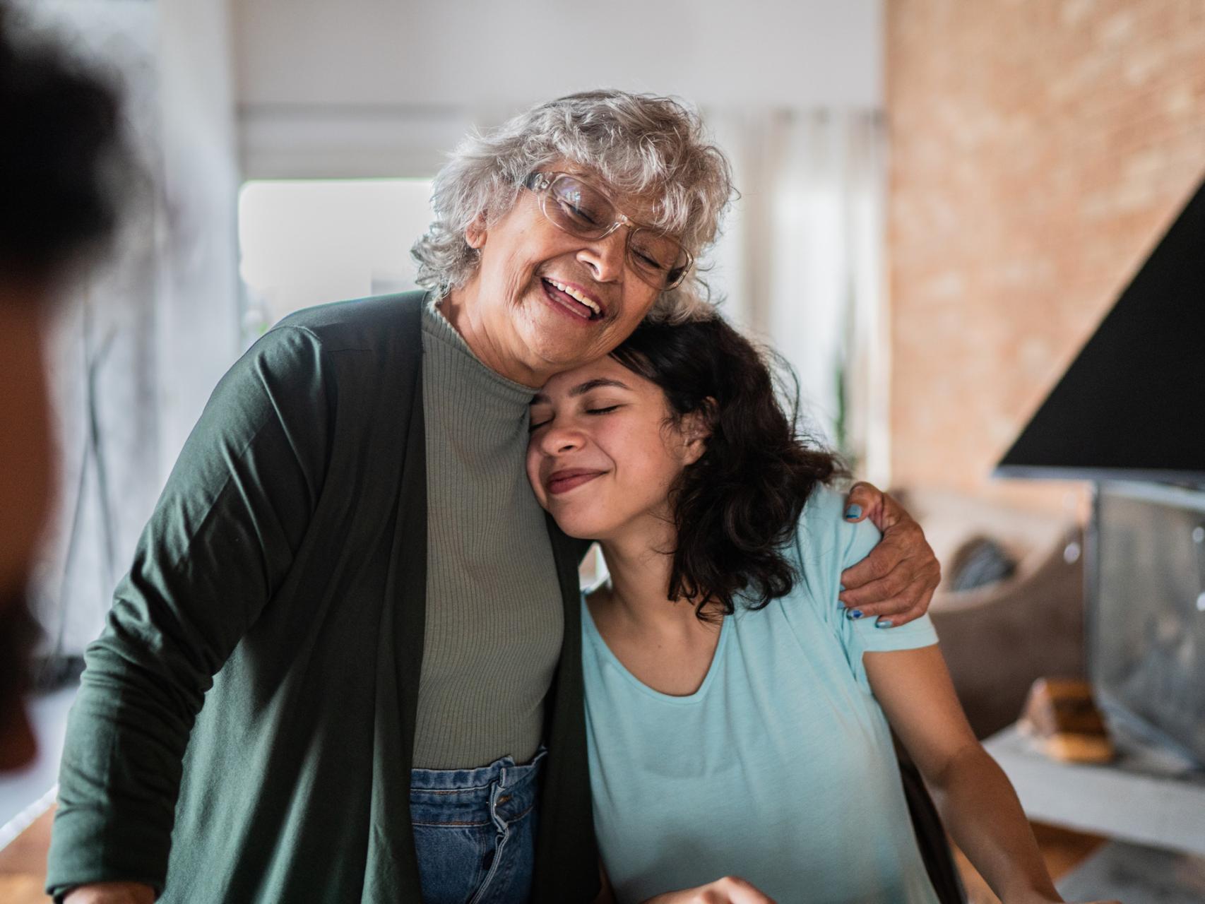 Este es el antídoto contra la soledad no deseada: la amistad entre personas  jóvenes y ancianas