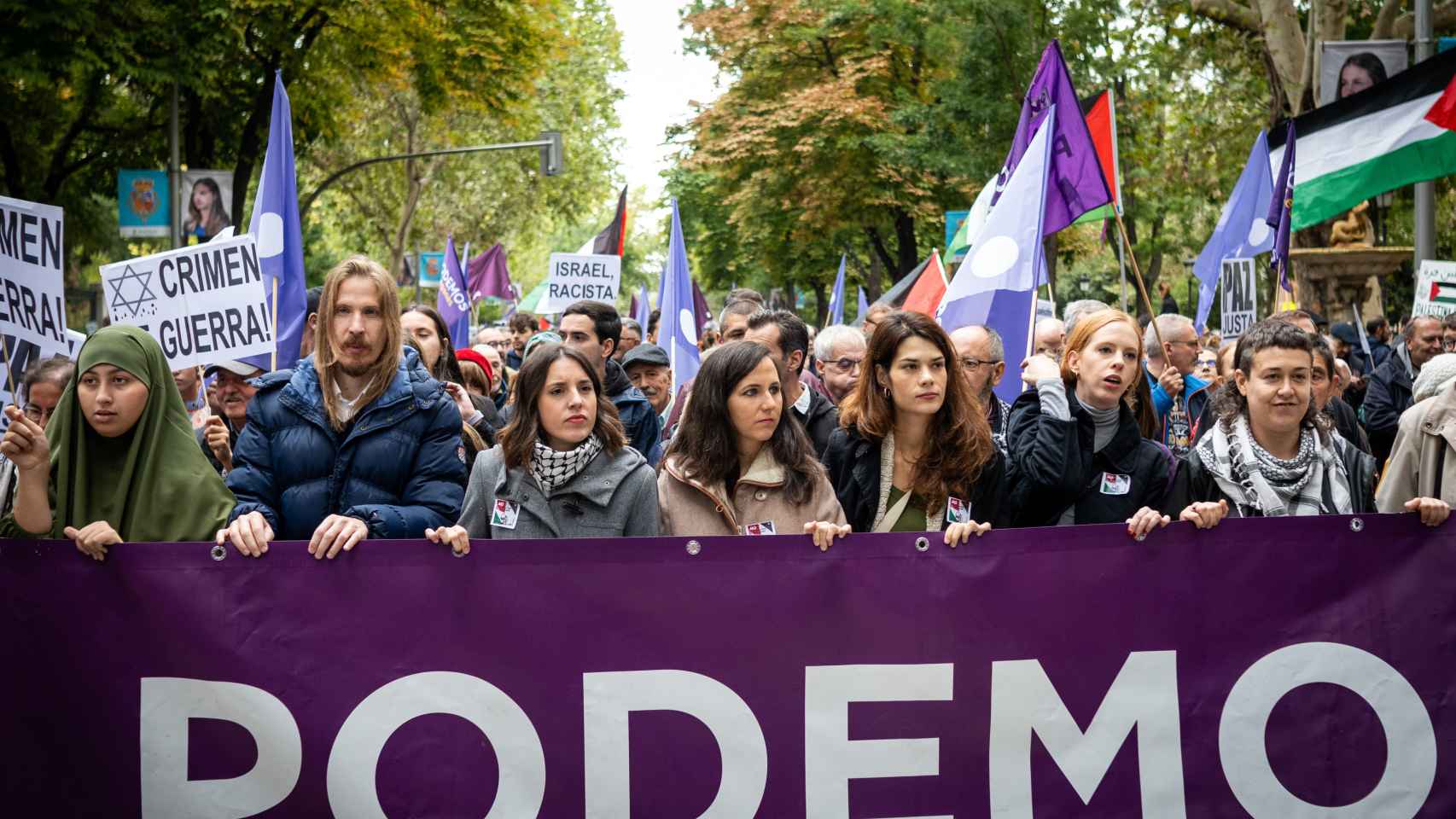 Ione Belarra e Irene Montero, ministras y líderes de Podemos, en una marcha contra la respuesta militar de Israel a los ataques terroristas de Hamás.