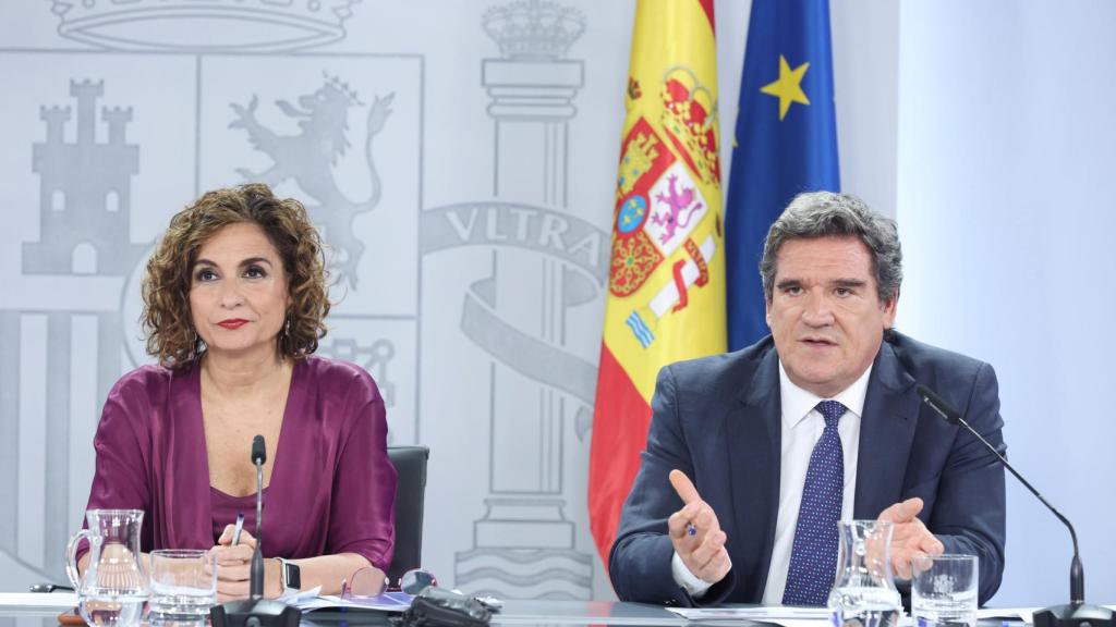 La ministra de Hacienda y Función Pública, María Jesús Montero y el ministro de Inclusión, Seguridad Social y Migraciones, José Luis Escrivá