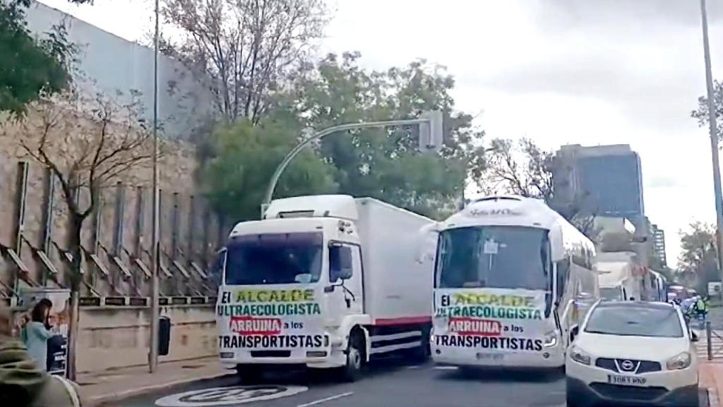 Manifestación de transportistas en el cent4ro de Madrid, este lunes.