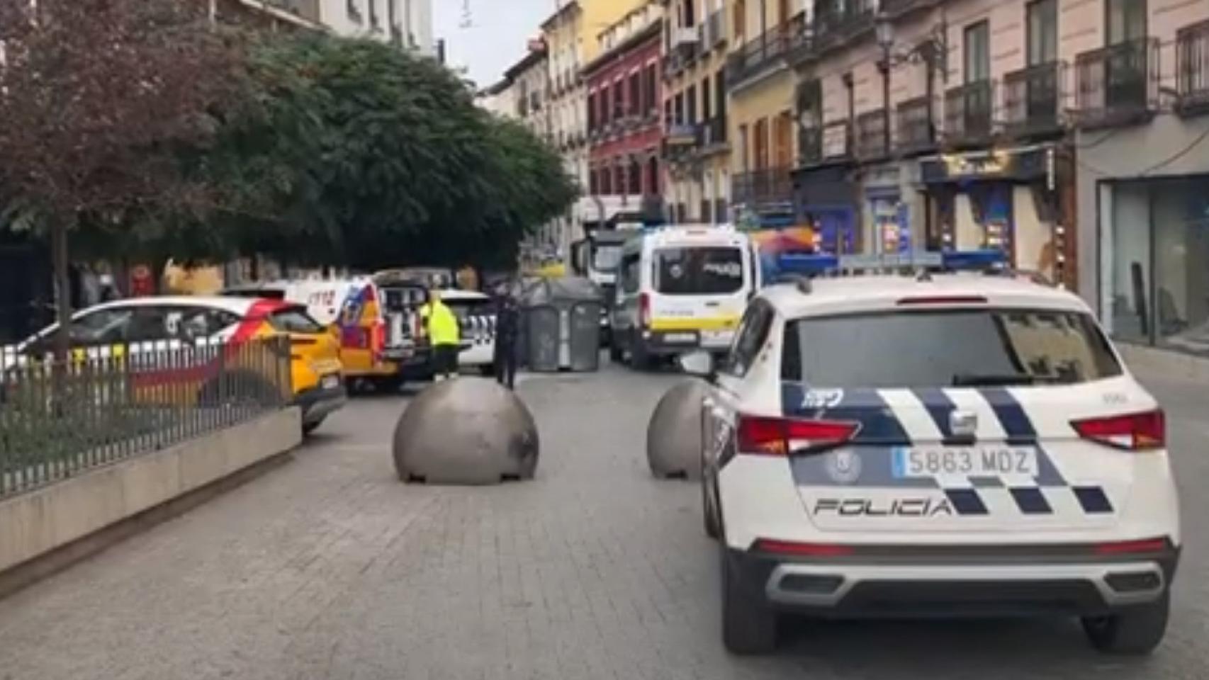 Efectivos del Samur y la Policía Municipal en el lugar del suceso.