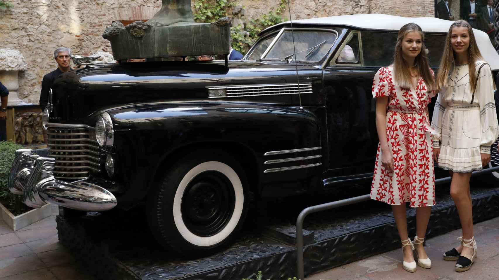 La princesa Leonor y la infanta Sofía en Girona, en el Museo Dalí con la obra ‘Taxi lluvioso’. GTres