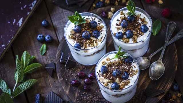 Imagen de yogurt con granola, frutas de bayas y chocolate.