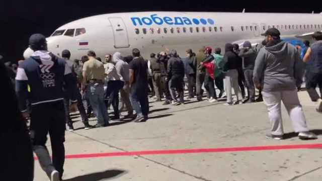 Un grupo de personas asalta la pista de aterrizaje en busca de judíos en el aeropuerto de Daguestán (Rusia).