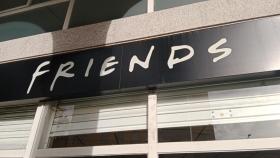 Los clientes del bar ‘Friends’ de Fene (A Coruña)  recuerdan la mítica serie y a Matthew Perry
