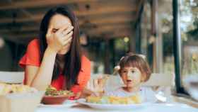 Una madre desesperada por el comportamiento de su hija en la comida.