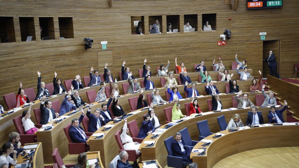 Los diputados del PP y de Vox votando en el último pleno de las Cortes valencianas. EE