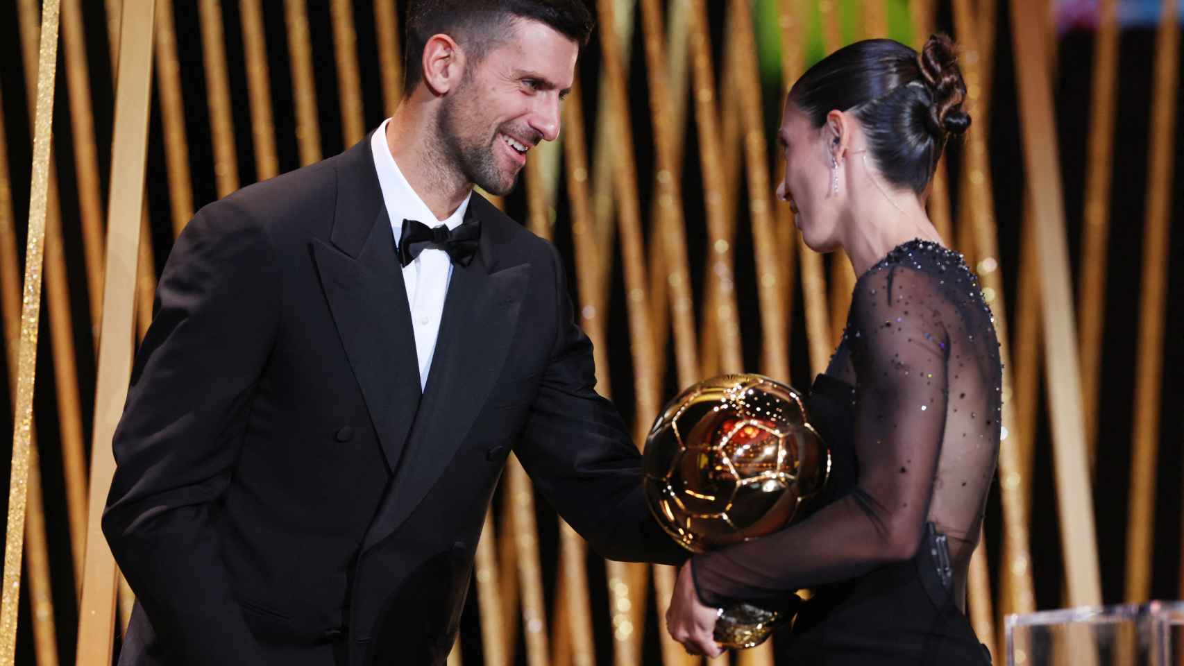Aitana Bonmatí recibe el Balón de Oro de manos de Novak Djokovic.