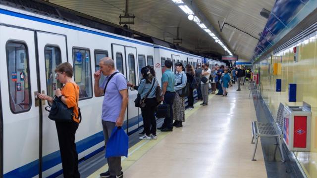 Pasajeros de Metro subiéndose a uno de los trenes.