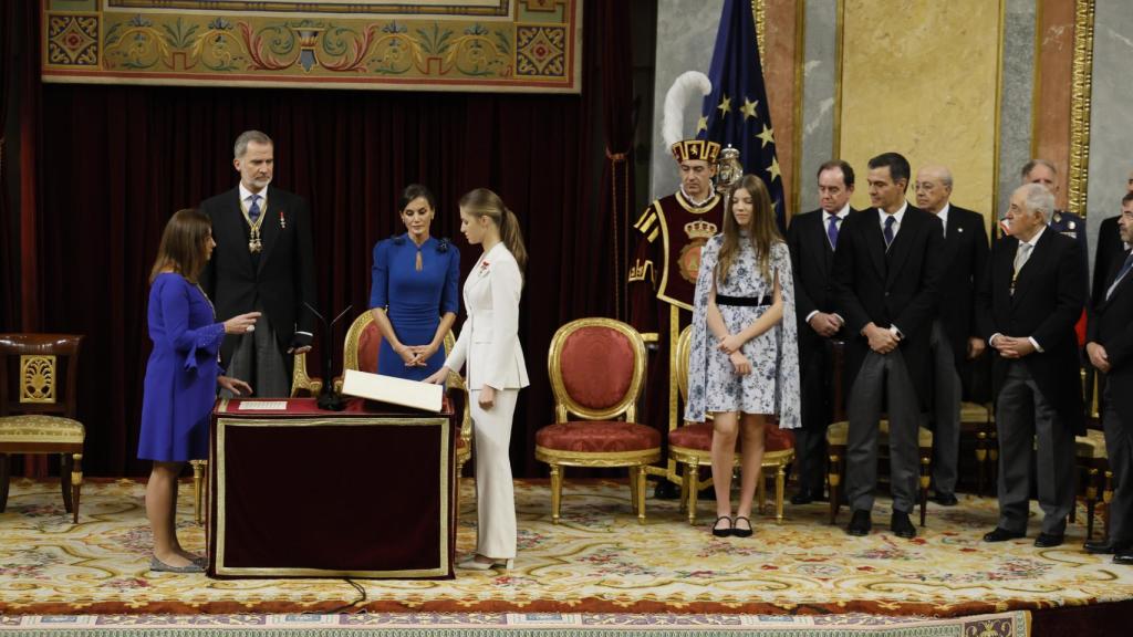 La princesa Leonor jura la Constitución ante la presidenta del Congreso, Francina Armengol, los reyes de España, Felipe VI y Letizia, su hermana Sofía y  el presidente del Gobierno, Pedro Sánchez, el 31 de octubre de 2023.