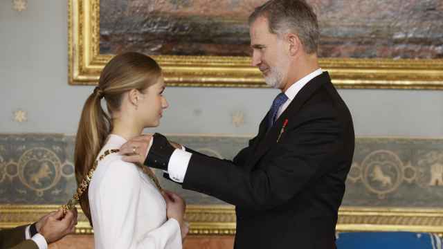 El rey Felipe impone el Collar de la Orden de Carlos III a la princesa Leonor.