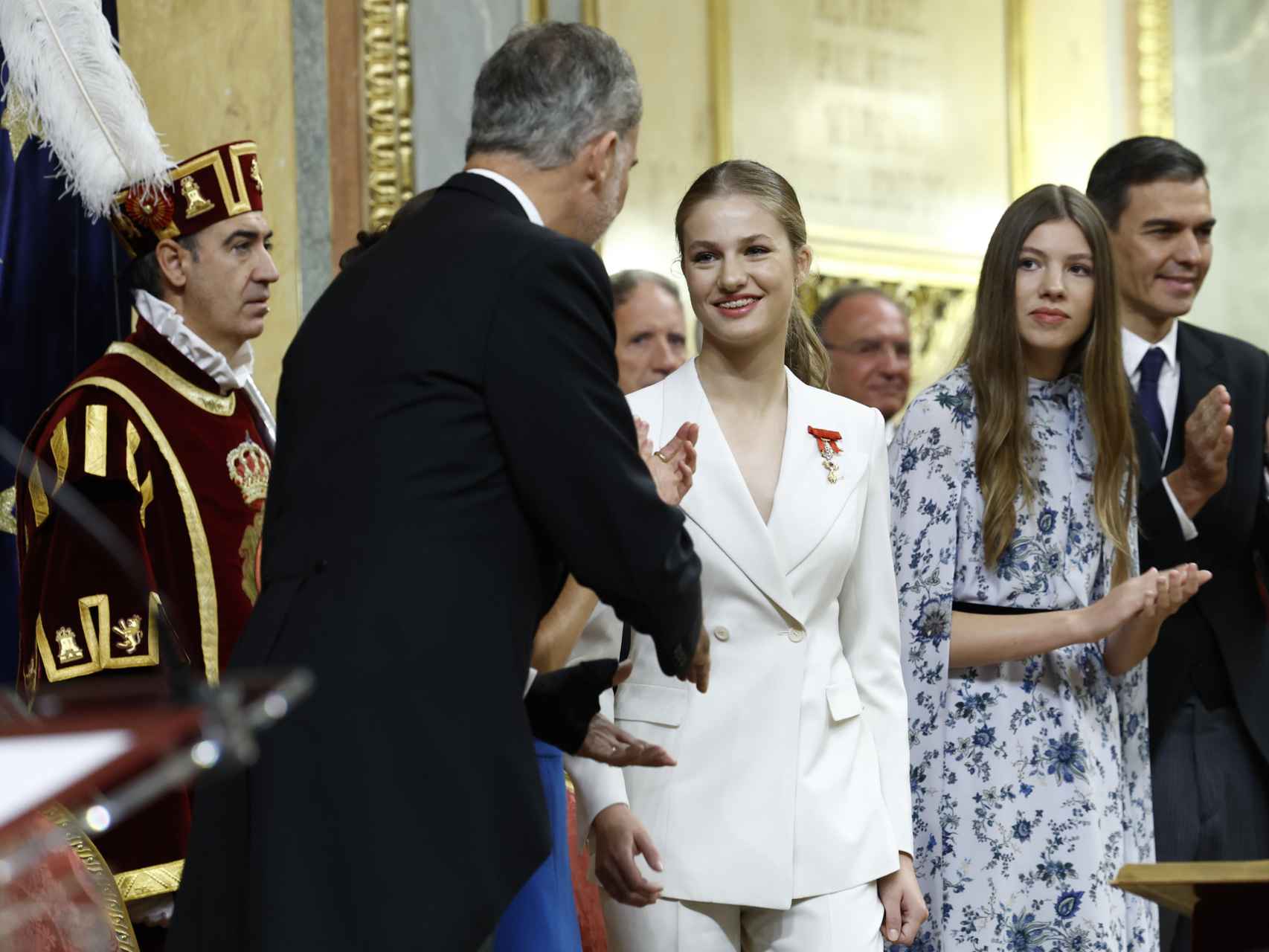 Felipe VI aplaude a su hija, Leonor, tras el juramento.