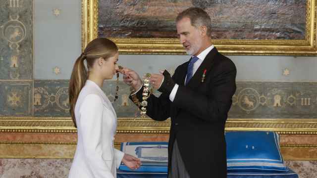 El Rey Felipe VI impone el Collar de la Orden de Carlos III a su hija, la Princesa Leonor.