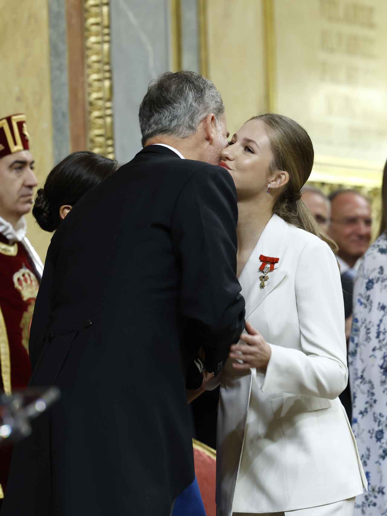 El rey Felipe felicita a su hija, la princesa de Asturias, mientras recibe una larga ovación.