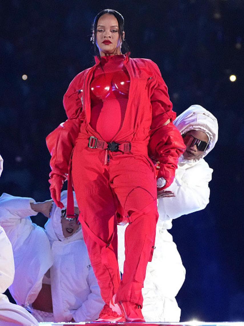 Rihanna con mono rojo de Loewe durante la Super Bowl.