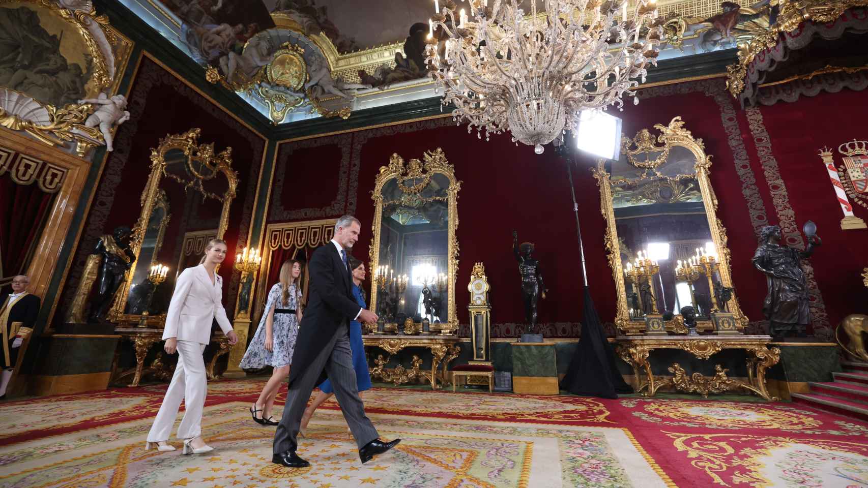 La Familia Real va camino del Palacio Real desde el Congreso.