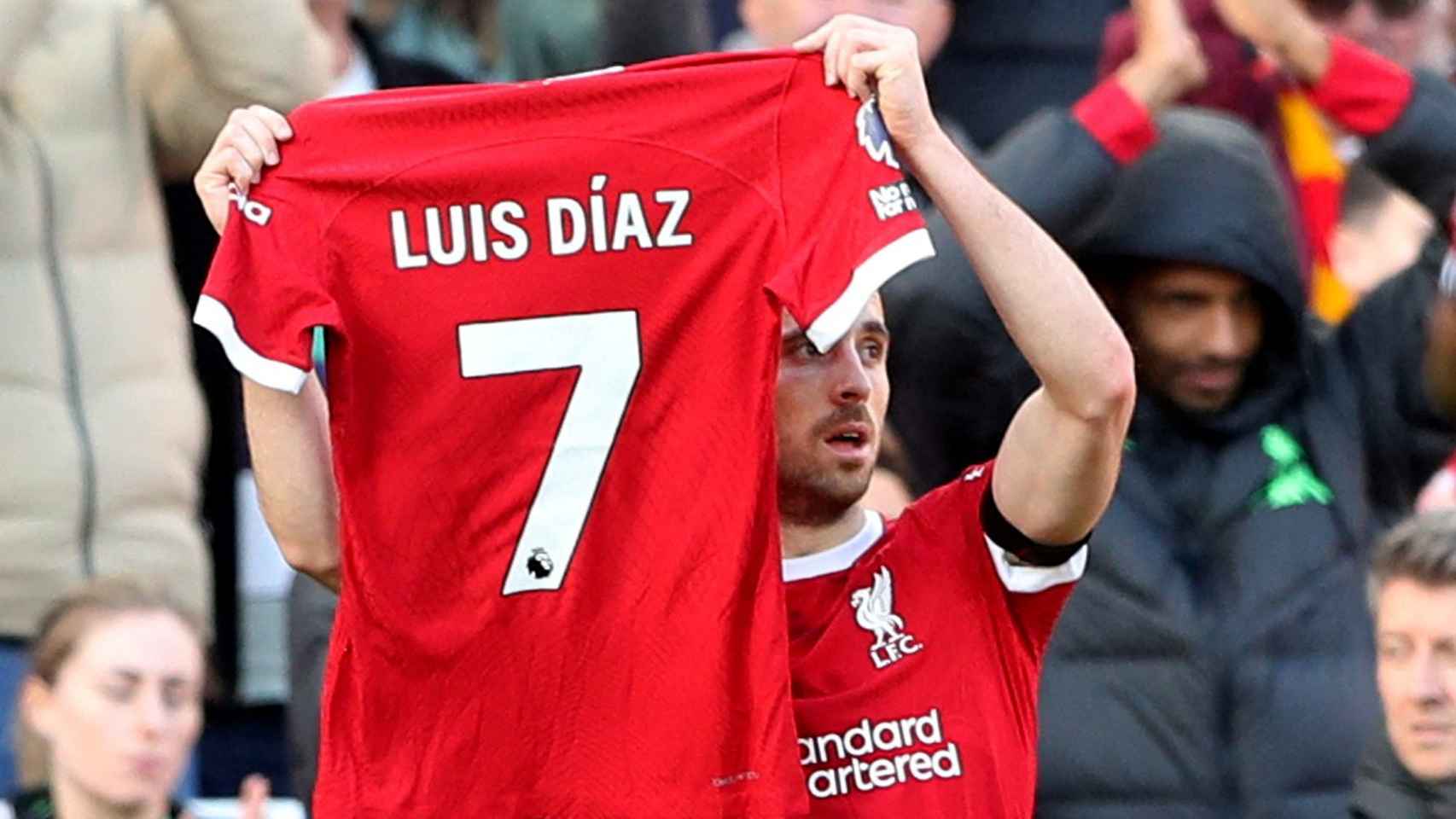 Diogo Jota enseña la camiseta de Luis Díaz tras marcar gol.