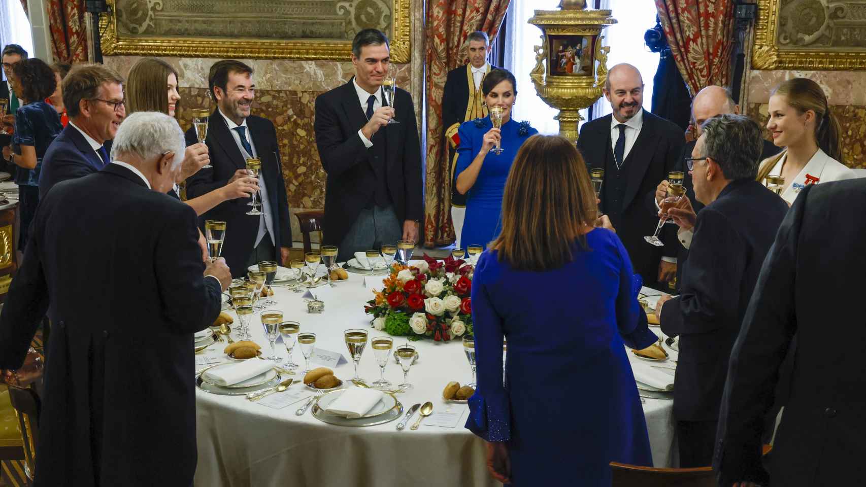 Brindis durante la comida del Palacio Real.
