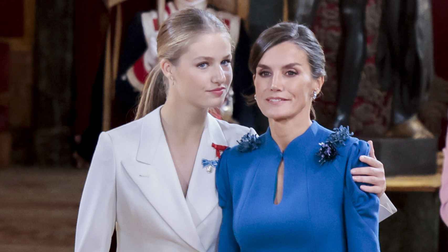 La princesa Leonor y la reina Letizia durante el acto en Palacio Real.