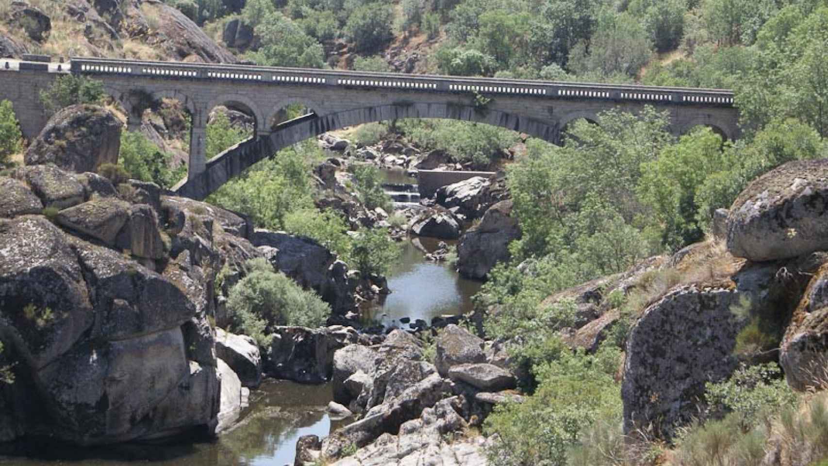 El bonito Puente Resbala, en el río Huebra