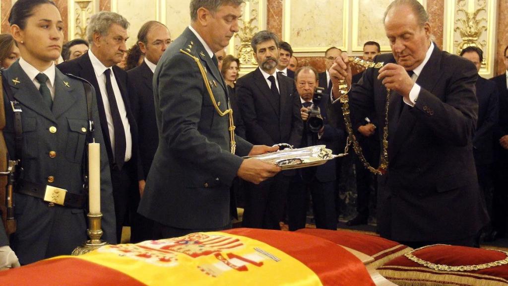 Juan Carlos I durante la entrega a título póstumo del Collar de la Orden de Carlos III al expresidente Adolfo Suárez.