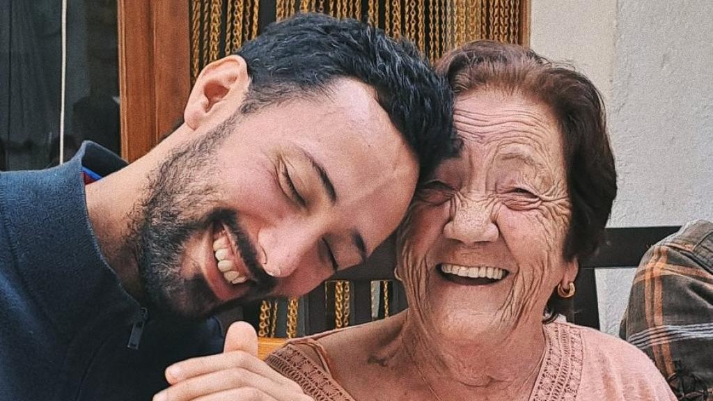 Valtònic junto a su abuela después de seis años en Bélgica.