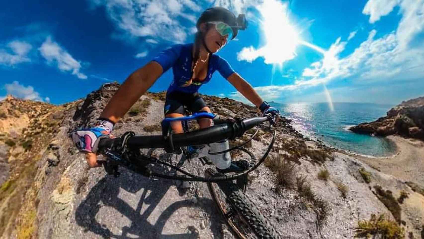 Cecilia Sopeña haciendo un vídeo 360 en una de las rutas en bicicleta que muestra en su canal de Youtube.
