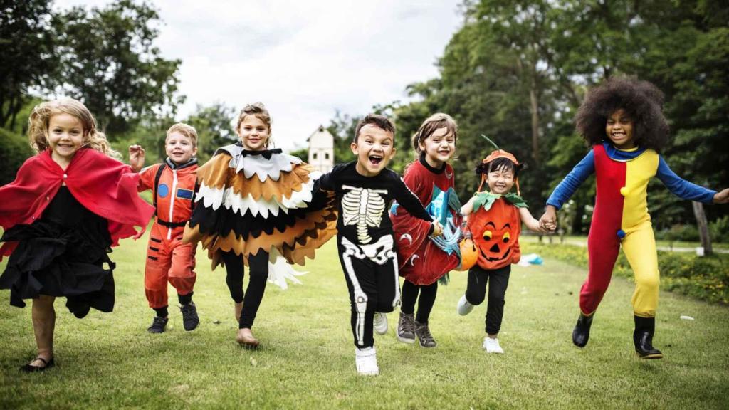 Varios niños celebrando Halloween.